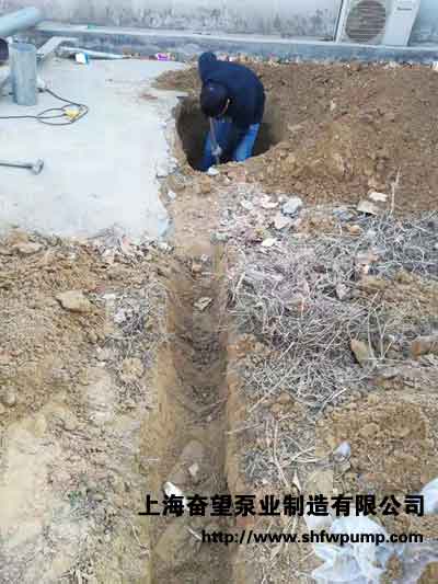 管道溝開挖，準(zhǔn)備進(jìn)行污水泵管路的鋪設(shè)
