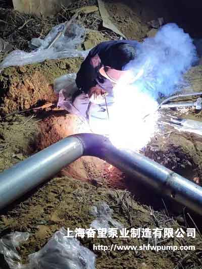 為了趕工期，加班加點(diǎn)進(jìn)行管路的焊接鋪設(shè)