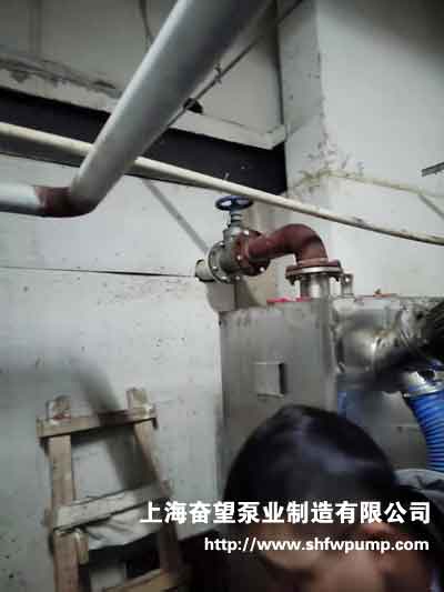 密閉式隔油除渣設(shè)備維修現(xiàn)場(chǎng)，對(duì)設(shè)備進(jìn)行疏通堵塞