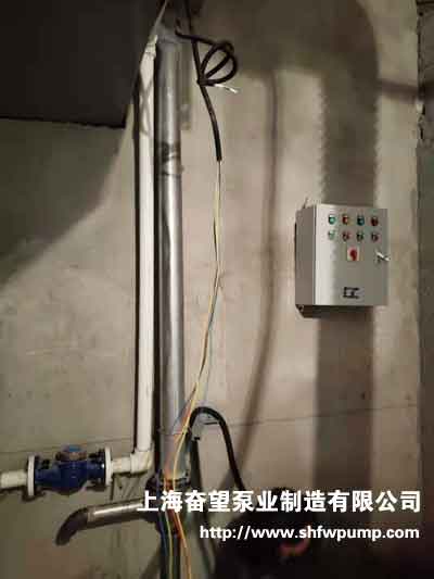 排污泵控制柜安裝完成，對(duì)污水泵起到啟動(dòng)控制和保護(hù)作用，實(shí)現(xiàn)自動(dòng)運(yùn)行