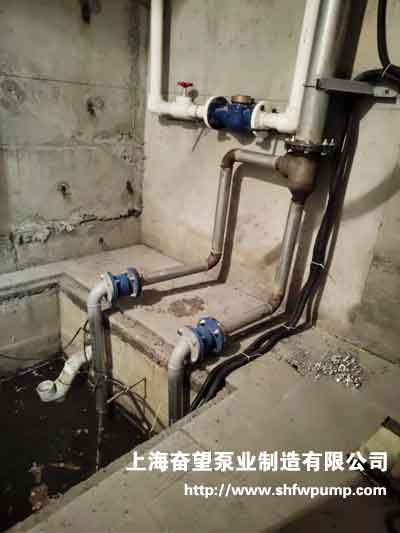 污水泵安裝完成，管路已經(jīng)連接完畢，正在進(jìn)行調(diào)試試機(jī)工作。