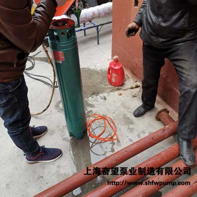 全新深井潛水泵電機端進(jìn)行注水處理，避免下井后出現(xiàn)高溫?zé)龎? width=
