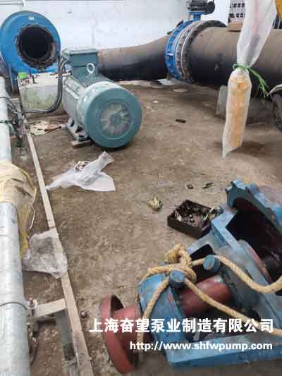 混流泵泵房內大致情況，水泵電機已經卸下，泵殼和轉子拆除檢查