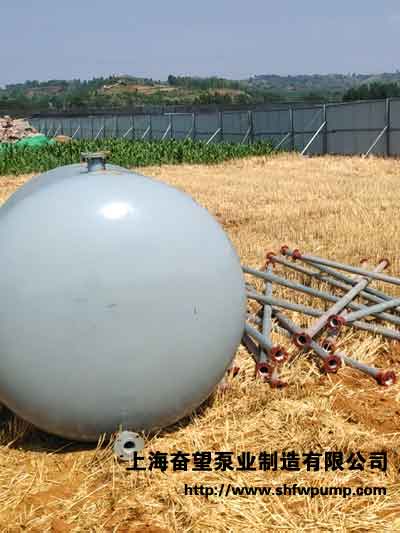 無塔供水罐固定安裝，潛水泵和無塔罐之間管路連接