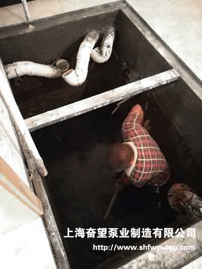 清理集水坑內(nèi)雜物，為潛水排污泵的安裝做準(zhǔn)備