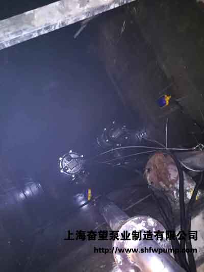 潛水排污泵固定到位，進(jìn)行管路連接工作