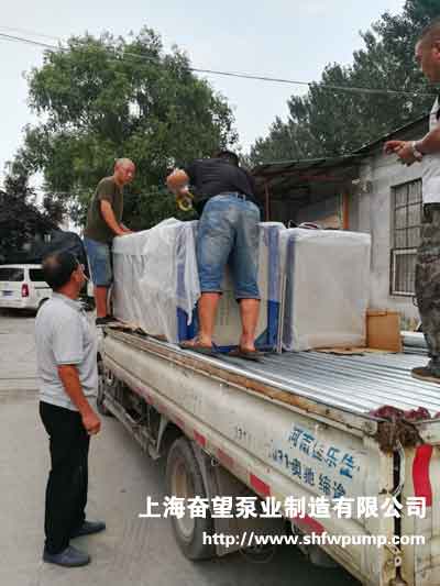 深井潛水泵、軟啟動(dòng)控制柜、泵用電纜和井管裝車(chē)送貨