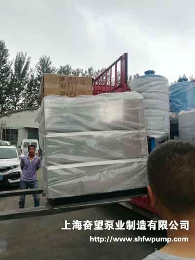 污水提升設(shè)備裝車，包含潛水排污泵兩臺(tái)和排污控制柜