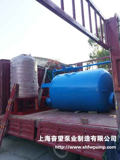 消防增壓穩(wěn)壓供水設(shè)備和凈水系統(tǒng)過(guò)濾碳罐裝車(chē)完畢