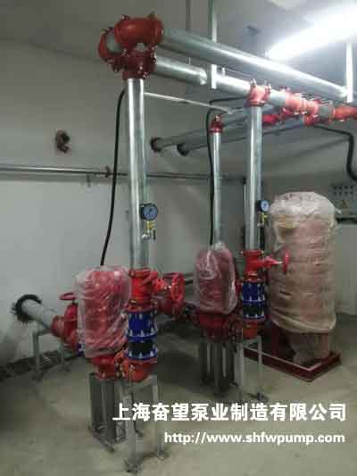 消防水泵房內安裝消防泵和消防給水機組，連接管路