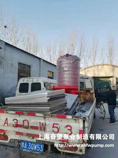 通和玖瓏府小區(qū)送貨消防機(jī)組、不銹鋼水箱板和消防泵穩(wěn)壓控制柜等設(shè)備