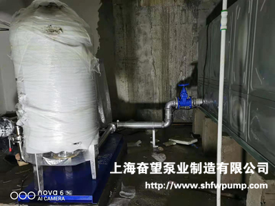 生活泵房安裝恒壓變頻給水設(shè)備和不銹鋼水箱 生活泵房安裝恒壓變頻給水設(shè)備和不銹鋼水箱